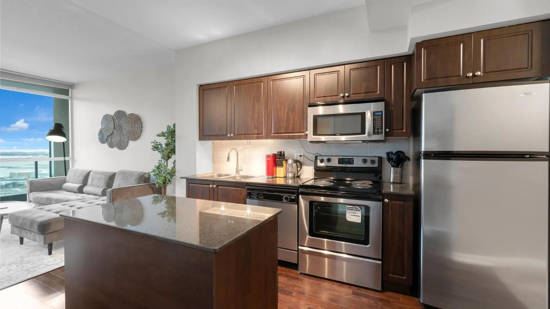 Spacious 2Br - Pool Gym Sauna Hot Tub Free Parking Toronto Apartment