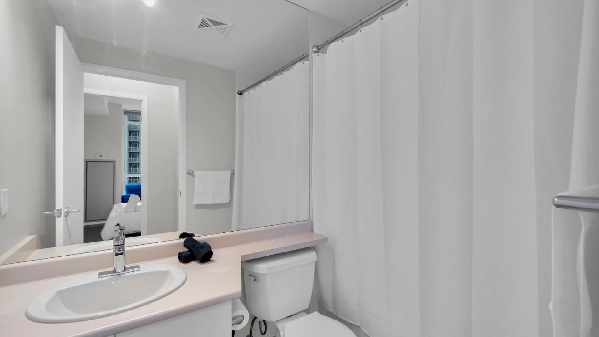 Spacious 2Br - Pool Gym Sauna Hot Tub Free Parking Toronto Apartment