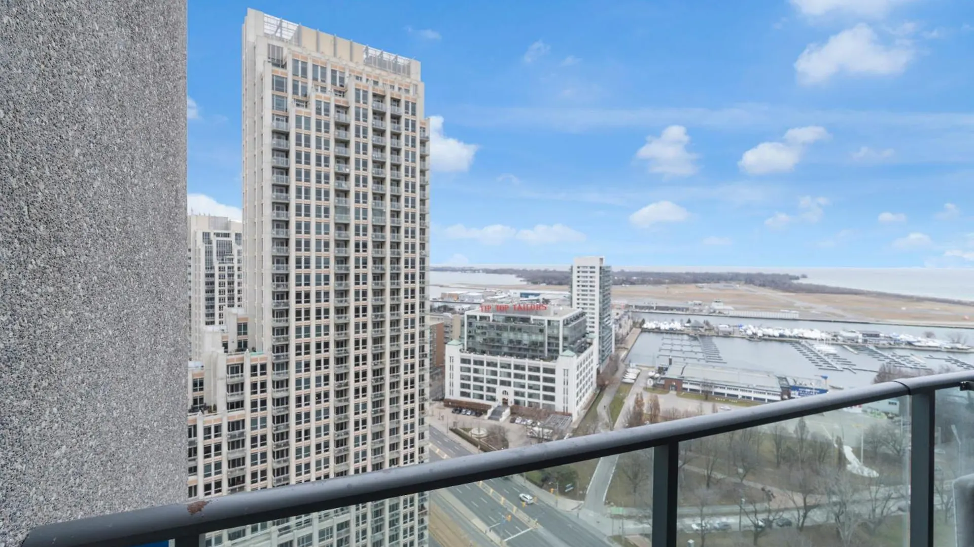 Spacious 2Br - Pool Gym Sauna Hot Tub Free Parking Toronto Apartment