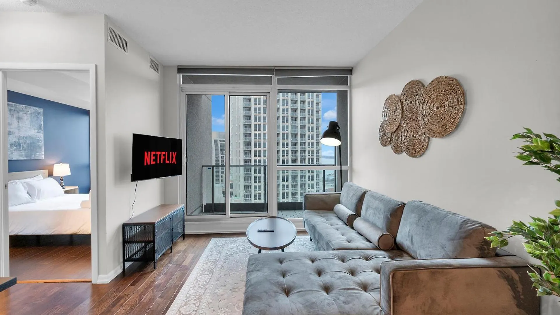 Apartment Spacious 2Br - Pool Gym Sauna Hot Tub Free Parking Toronto