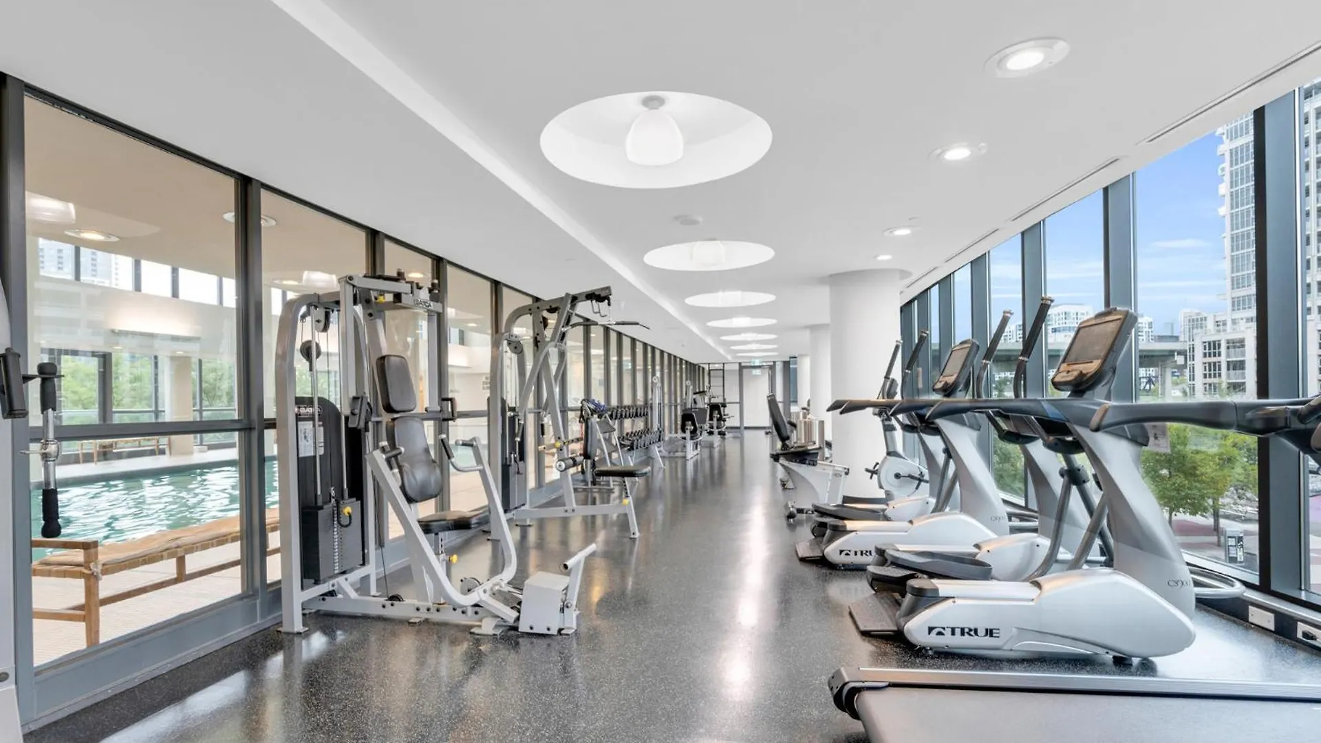 Spacious 2Br - Pool Gym Sauna Hot Tub Free Parking Toronto Canada