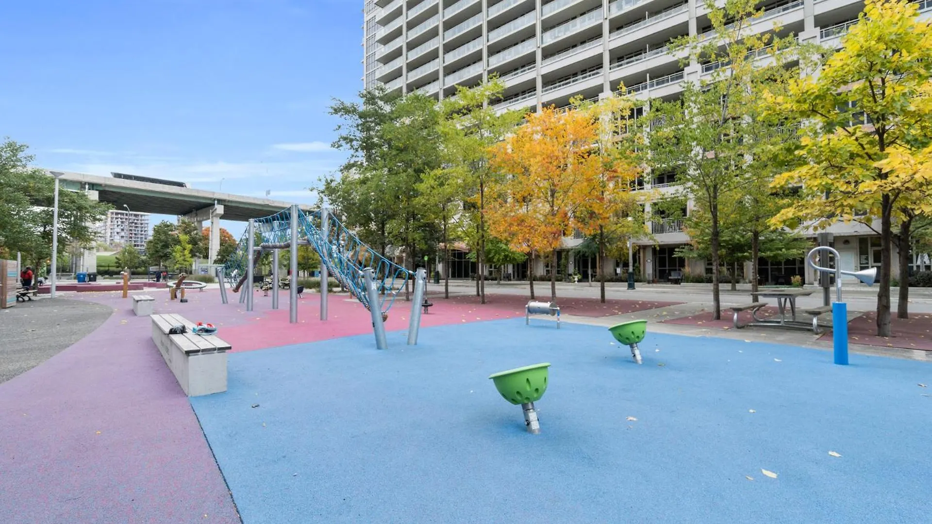 Apartment Spacious 2Br - Pool Gym Sauna Hot Tub Free Parking Toronto Canada