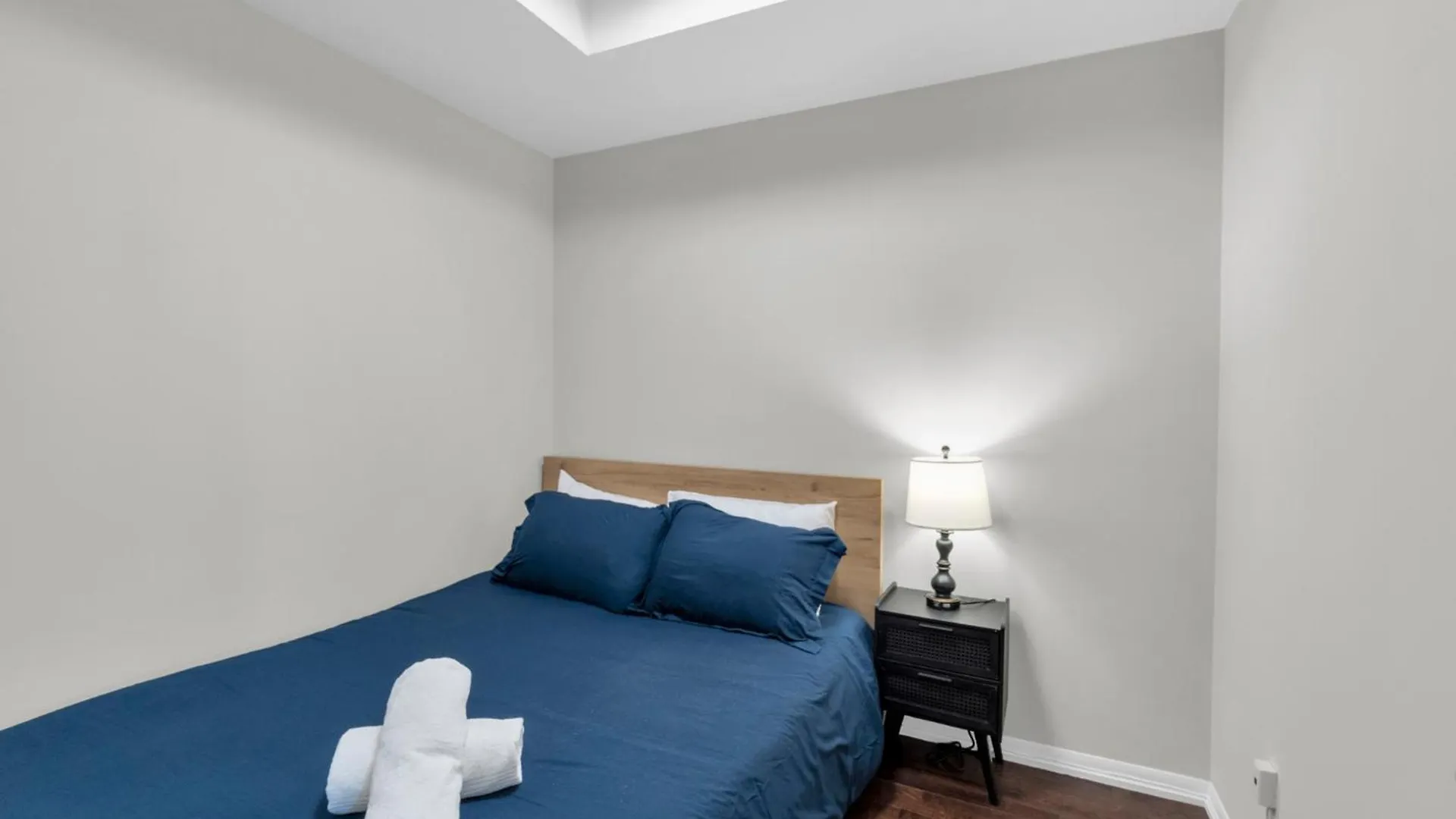 Spacious 2Br - Pool Gym Sauna Hot Tub Free Parking Toronto