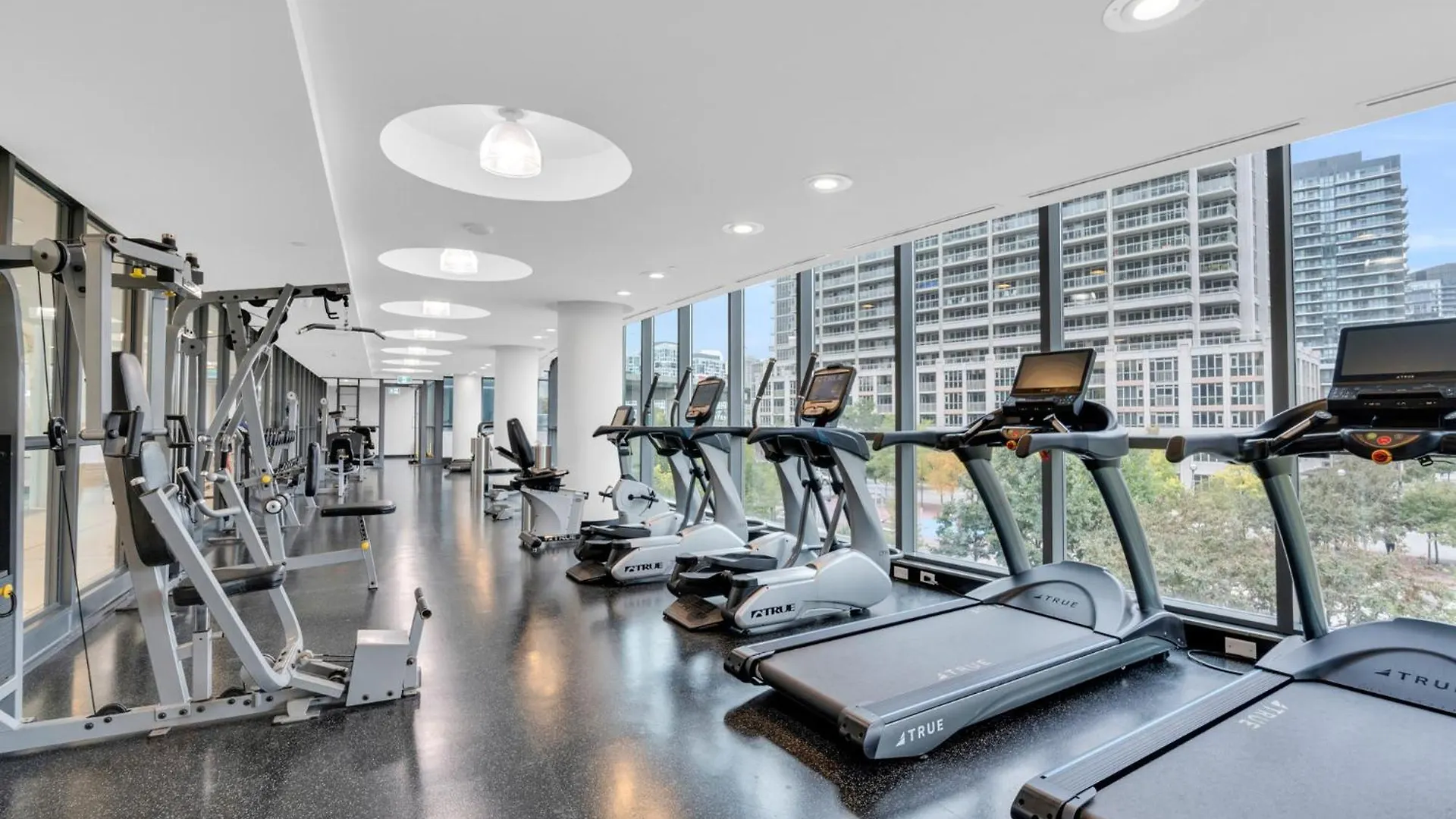 Spacious 2Br - Pool Gym Sauna Hot Tub Free Parking Toronto Canada