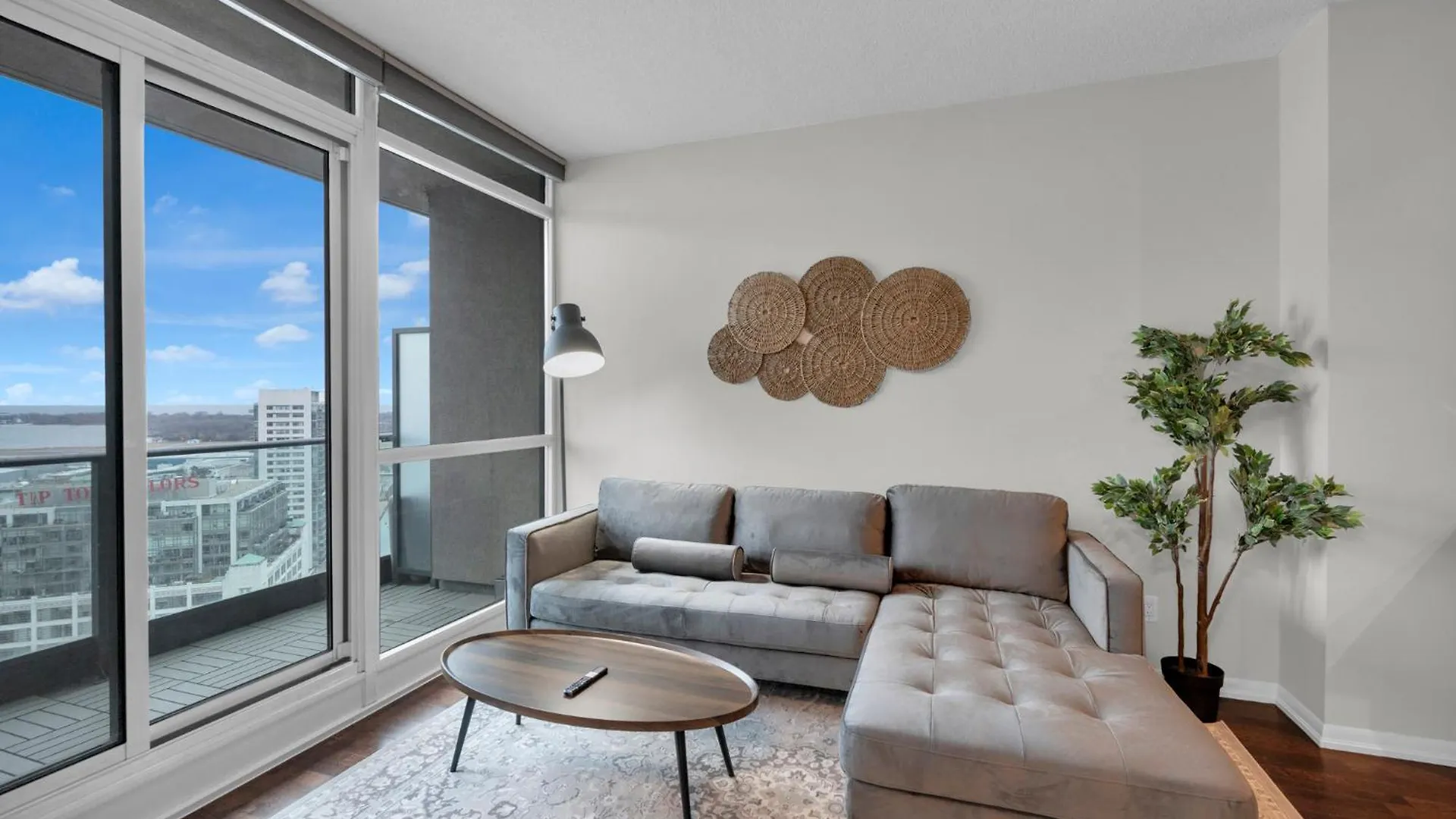 Apartment Spacious 2Br - Pool Gym Sauna Hot Tub Free Parking Toronto