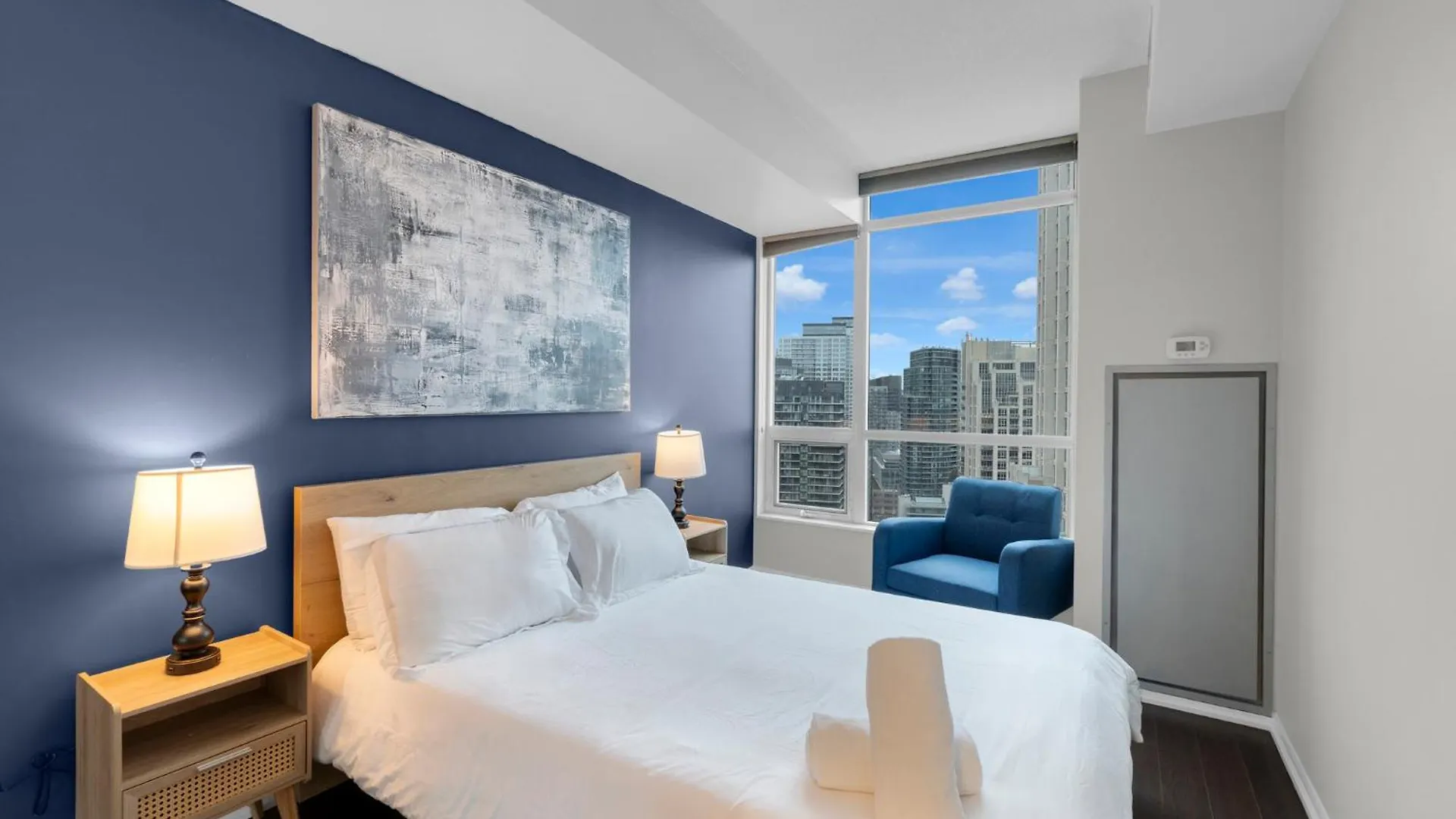 Spacious 2Br - Pool Gym Sauna Hot Tub Free Parking Toronto