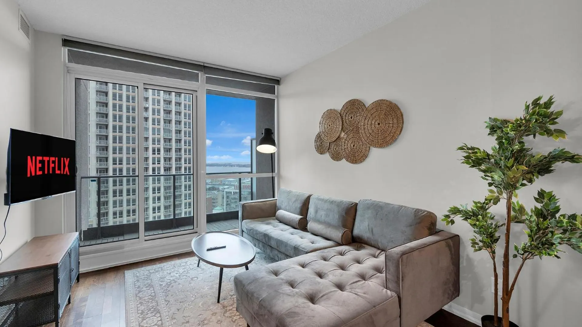 Apartment Spacious 2Br - Pool Gym Sauna Hot Tub Free Parking Toronto Canada