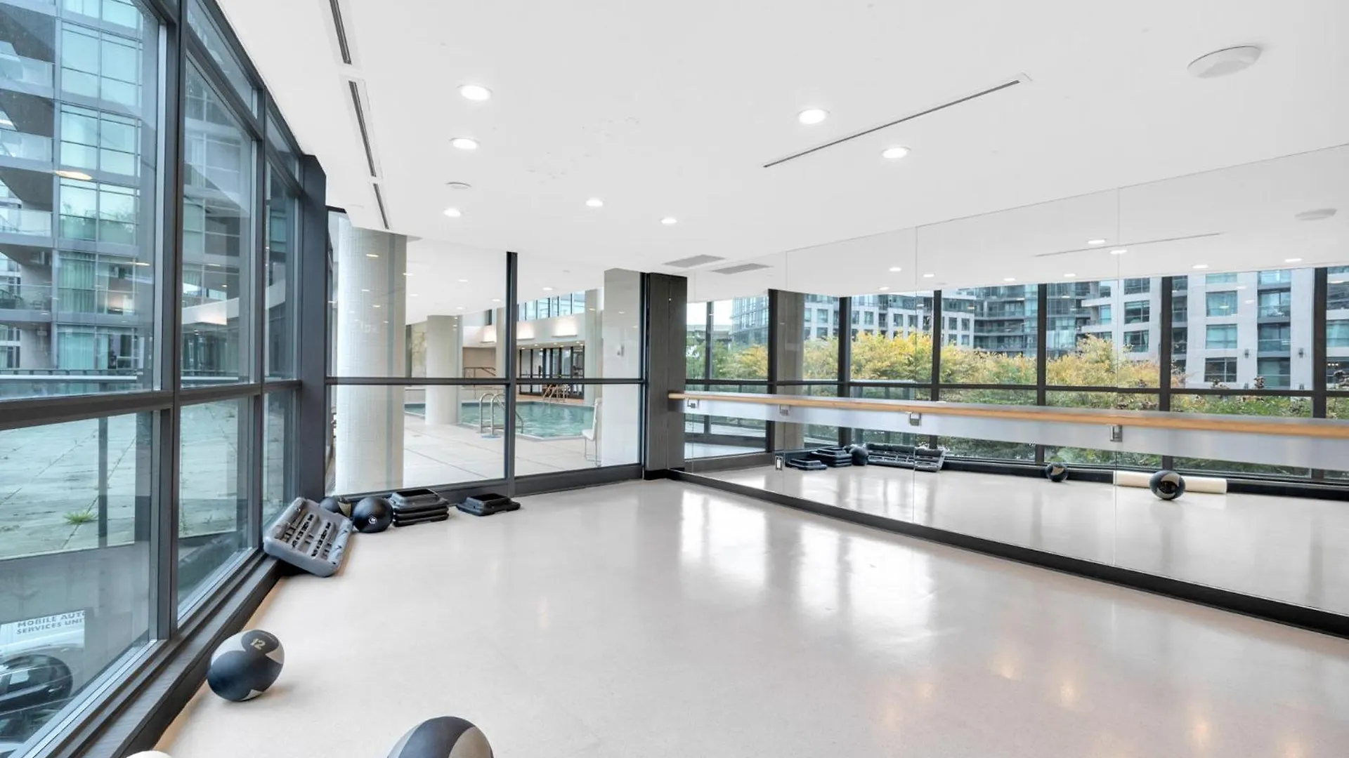 Spacious 2Br - Pool Gym Sauna Hot Tub Free Parking Toronto Apartment