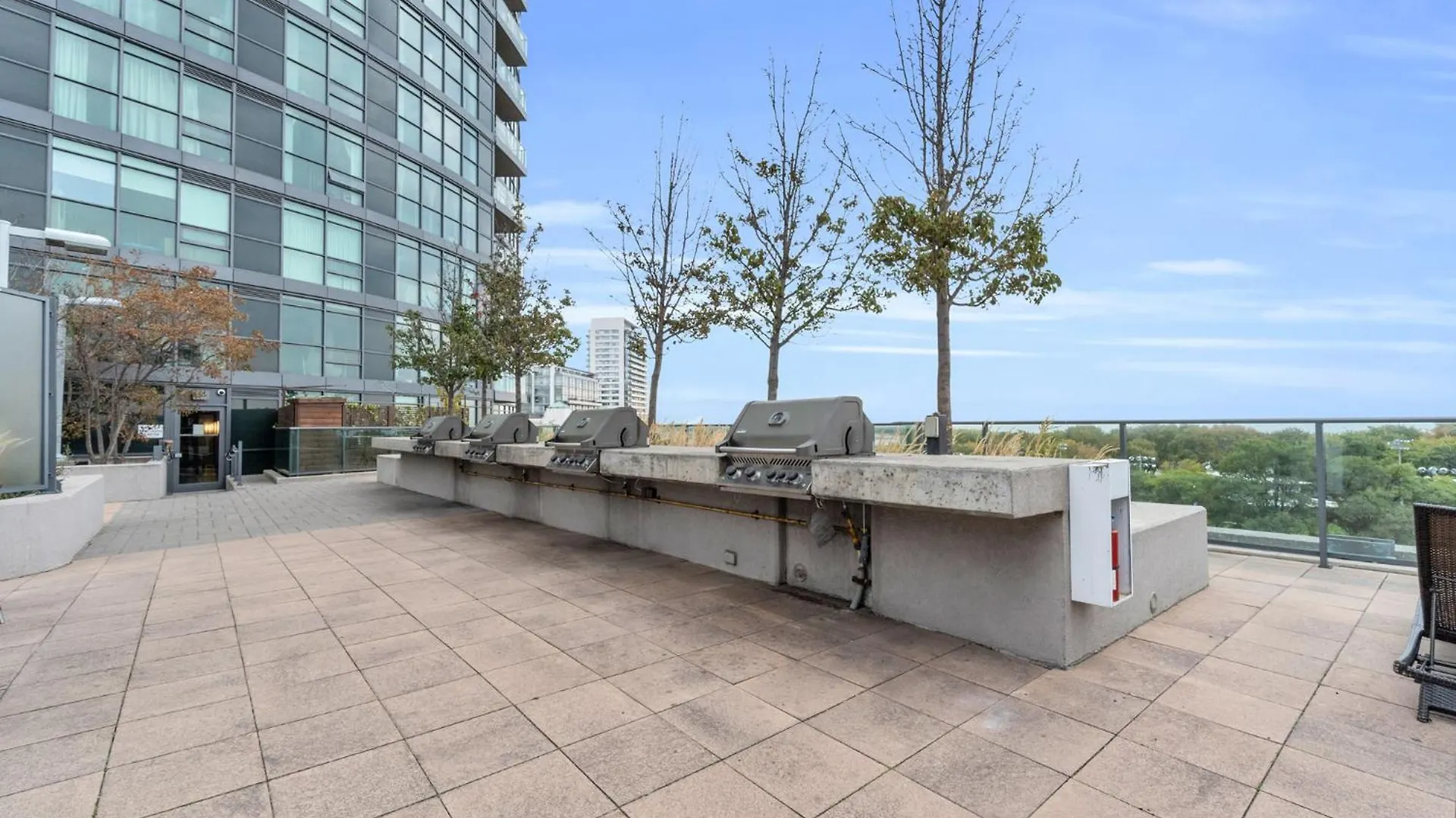 Apartment Spacious 2Br - Pool Gym Sauna Hot Tub Free Parking Toronto